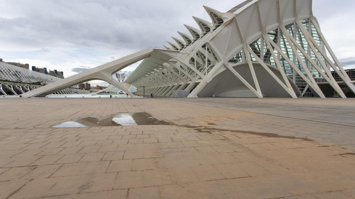 El polvo rojo del sahara "tiñe" la Ciudad de las Ciencias