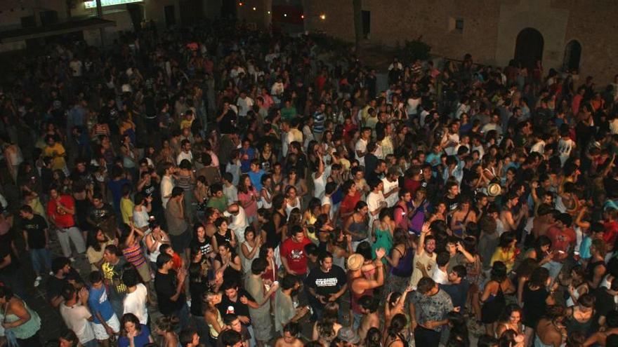 Una panorámica general de una verbena celebrada en verano en el municipio de Campos.