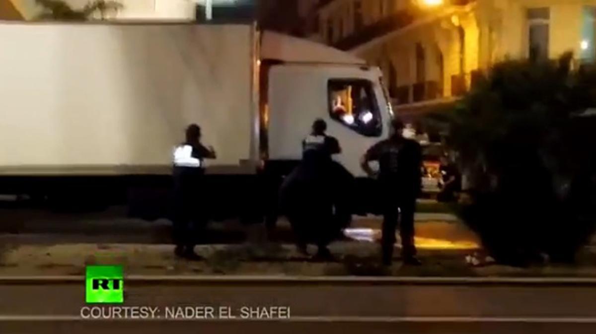 Moment en què la policia francesa dispara contra el conductor del camió que va causar desenes de víctimes en un atemptat a Niça