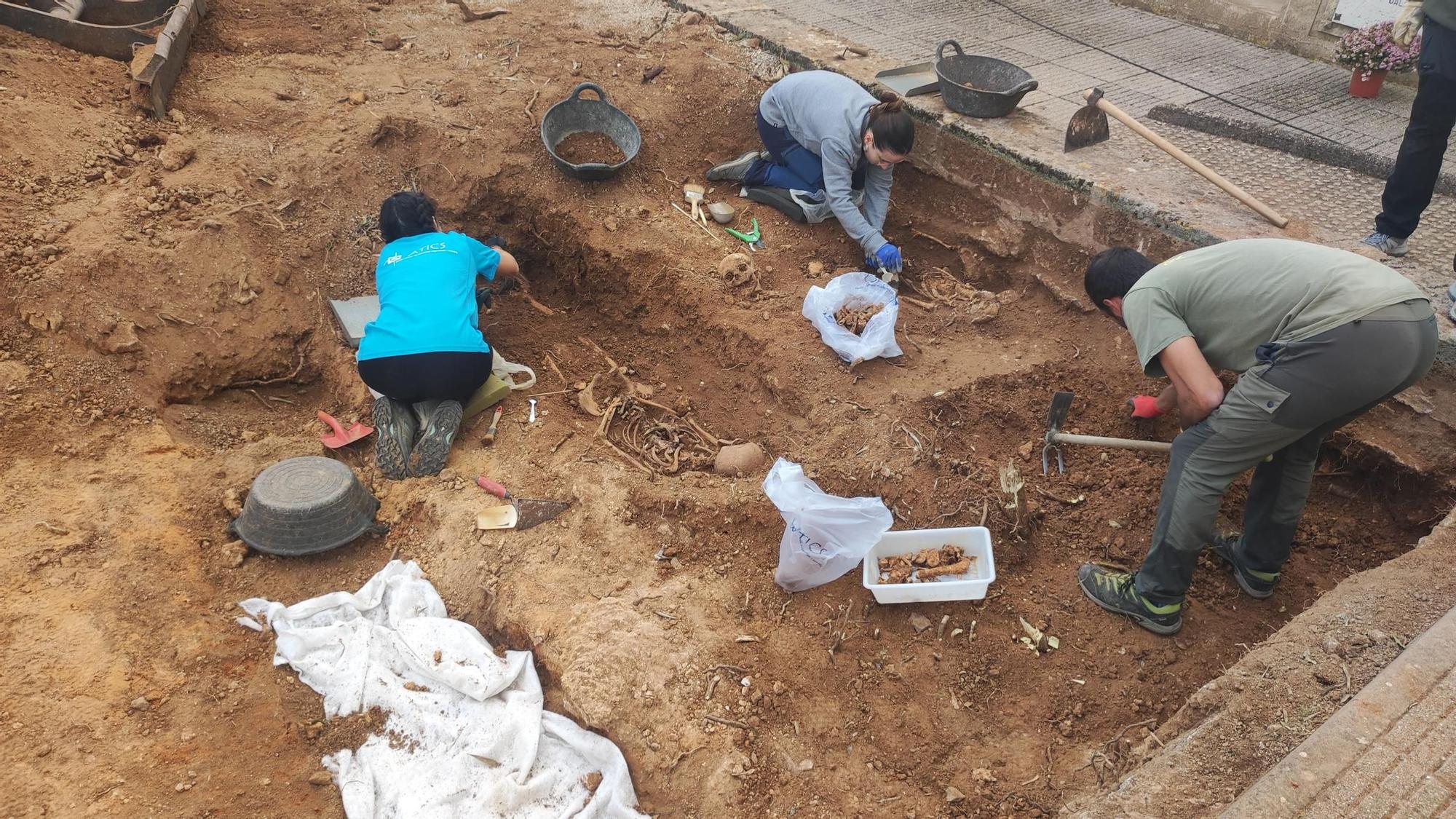 Fotos | Las excavaciones en la fosa de Son Carrió, en imágenes