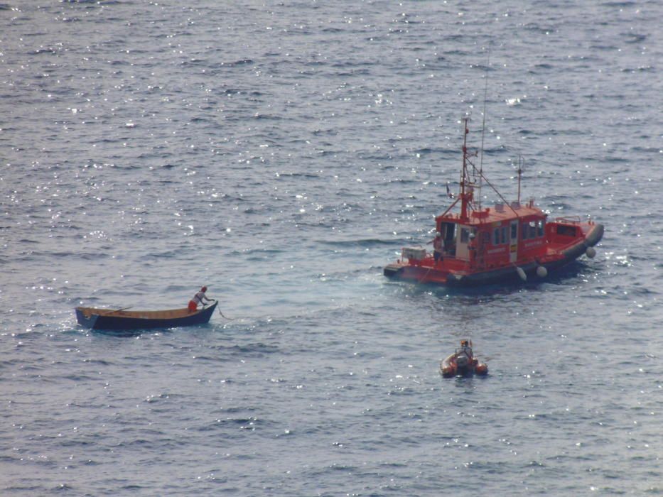 La Guardia Civil remolca la patera.