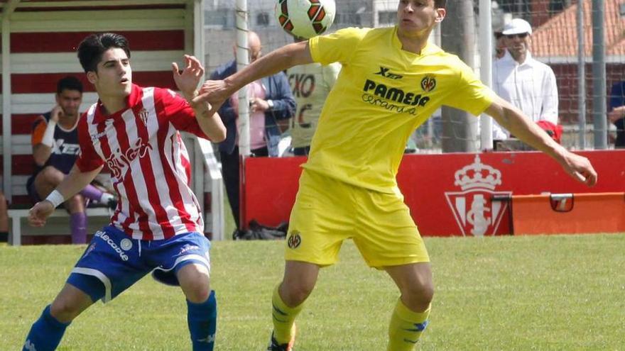 El rojiblanco Cris Montes pugna por el balón con un jugador del Villarreal.