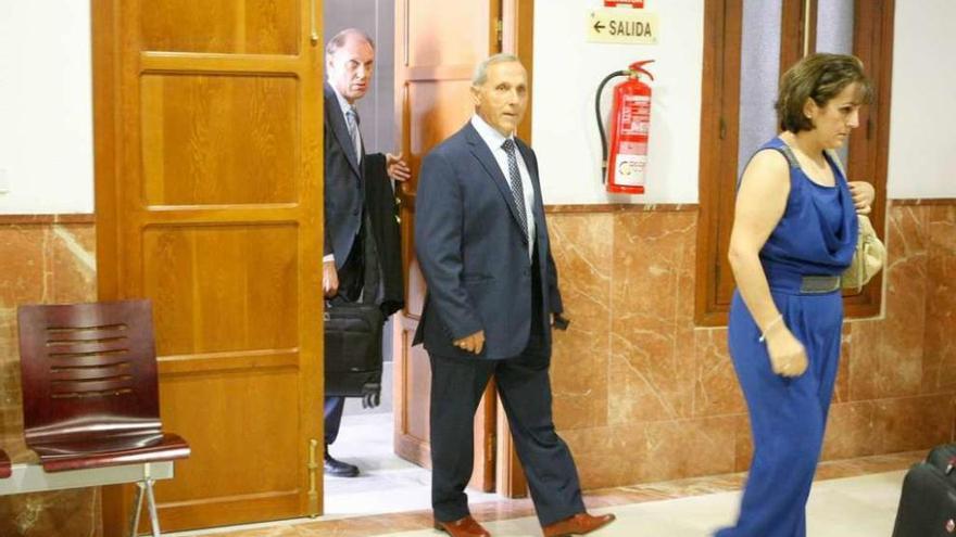 El exdiputado del PP por Sanabria, Ángel Prada, y su hija entran en el Juzgado de lo Penal.