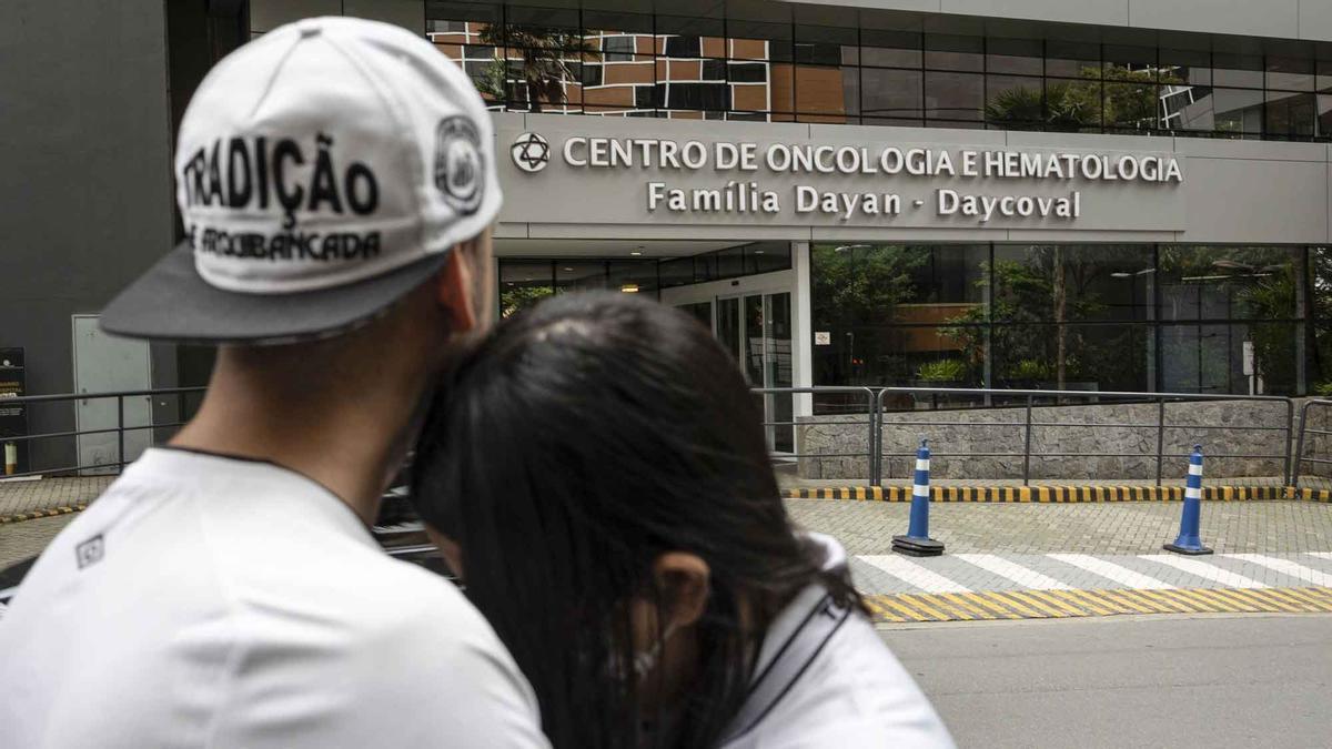 Hinchas del Santos enfrente del hospital donde está internado Pelé