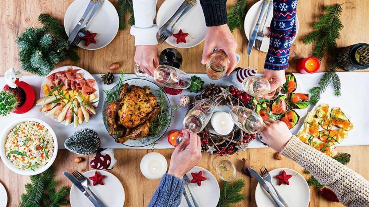 Una familia celebreando una cena por Navidad.