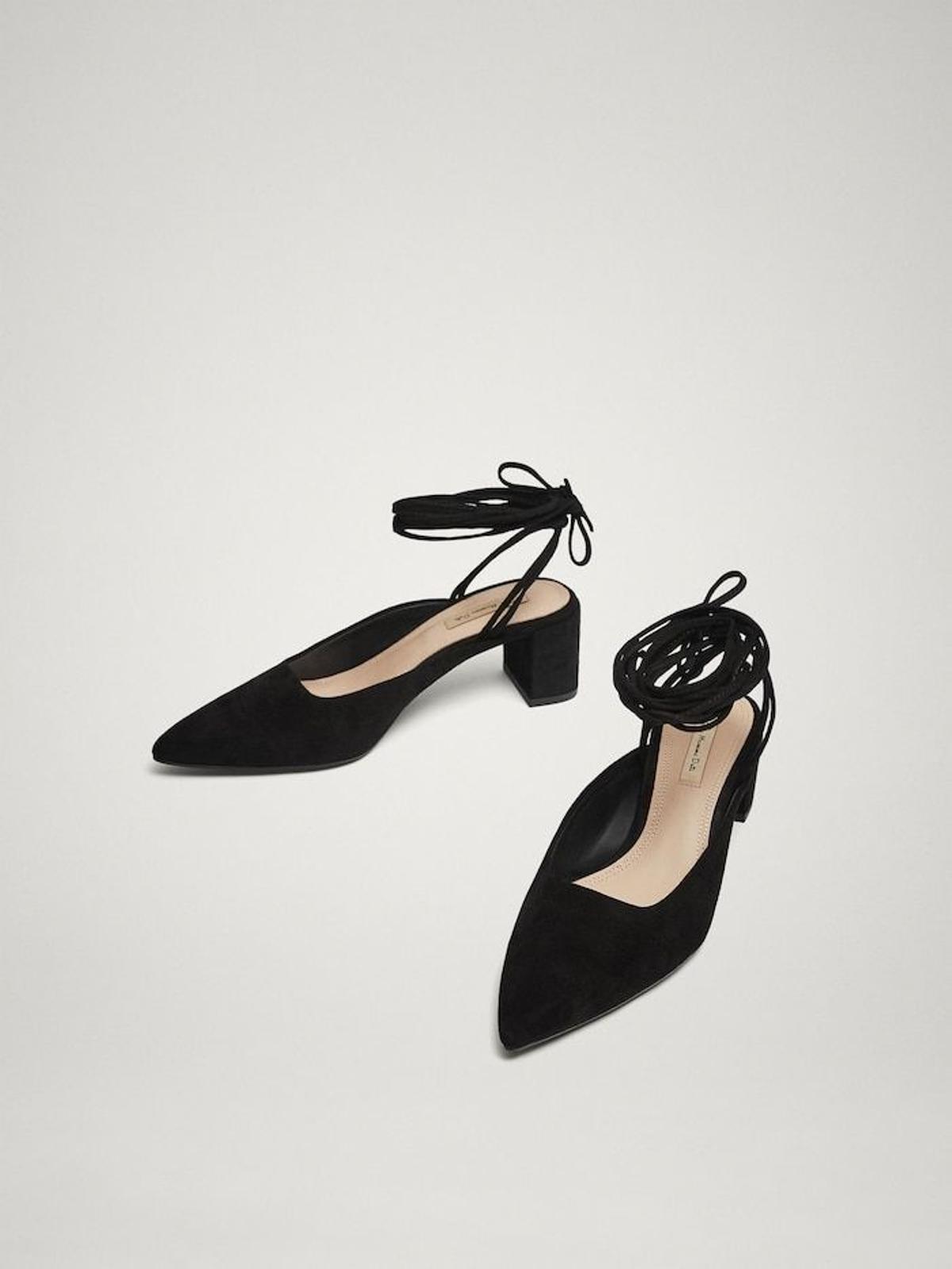 Massimo Dutti firma estos zapatos  atados al tobillo con tacón grueso en ante de color negro