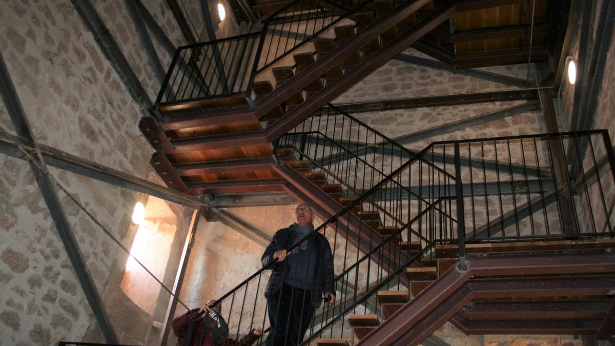 Enrique Pérez Richard y Antonio Bastida en las escalinatas que llevan hasta lo más alto de la torre.