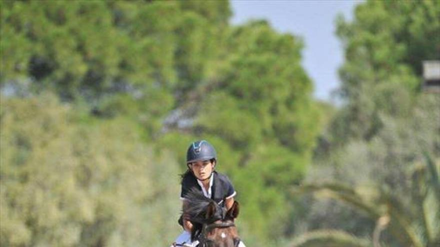 Alicia Caro, oro infantil en saltos de obstáculos