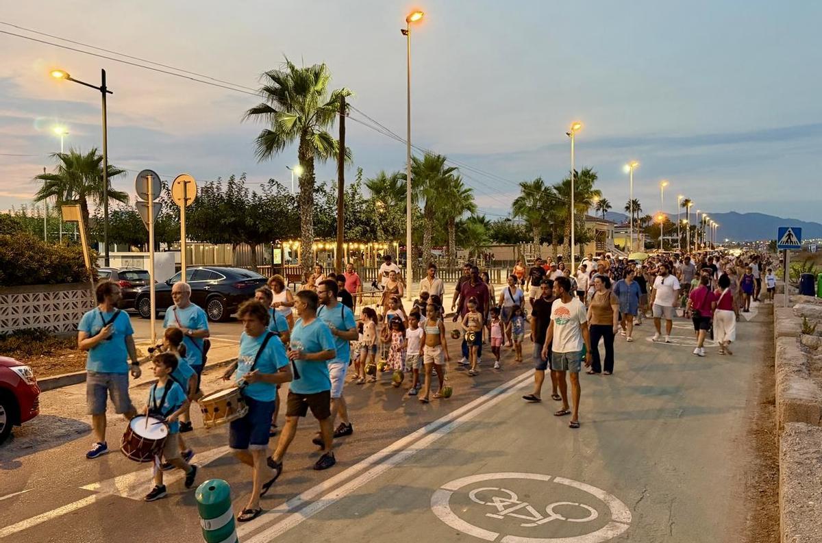 Tras realizar el 'farolet',los participantes han hecho un recorrido por la playa. Tras realizar el 'farolet',los participantes han hecho un recorrido por la playa.