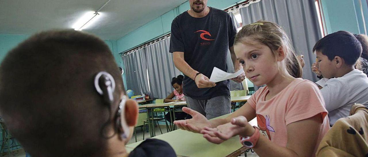 Un taller de lengua de signos en el colegio Poeta Juan Ochoa, en La Luz (Avilés).