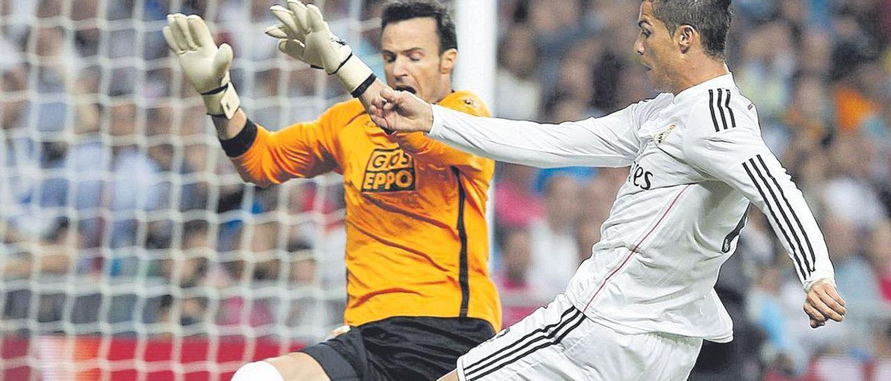 Manu Herrera tapa un remate de Ronaldo, en el último partido del Elche en el Bernabéu.