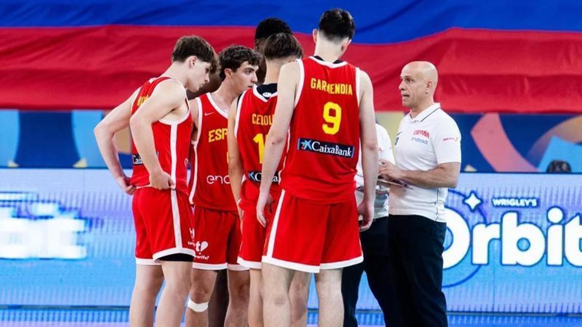 Carles Marco da instrucciones a los jugadores de la selección española Sub 20 durante el Europeo.