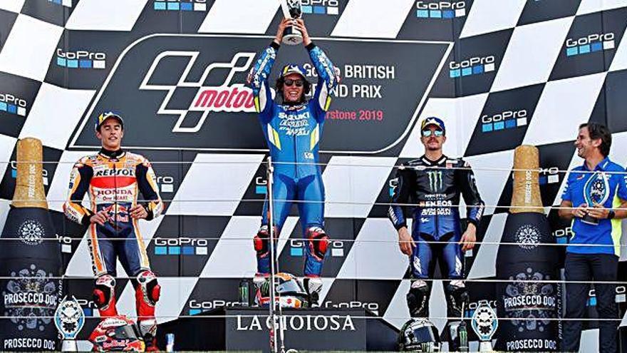 Àlex Rins, guanyador del GP de Silverstone, al centre del podi, amb Viñales a la dreta.