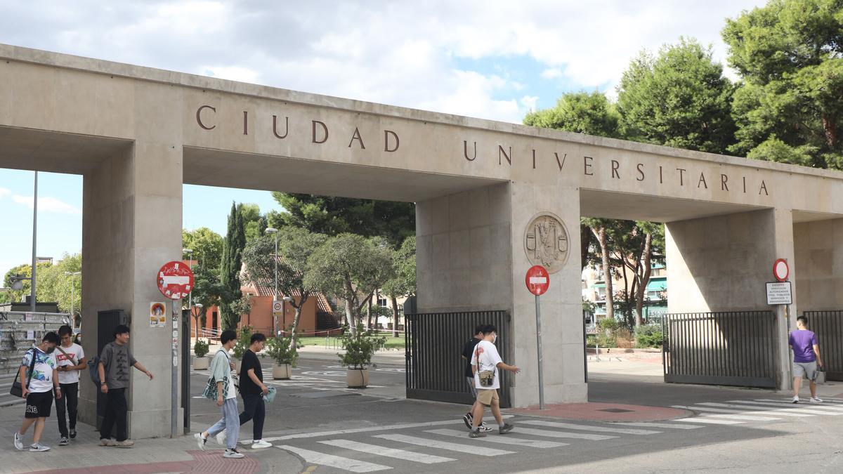 Entrada al campus universitario de la plaza San Francisco en Zaragoza