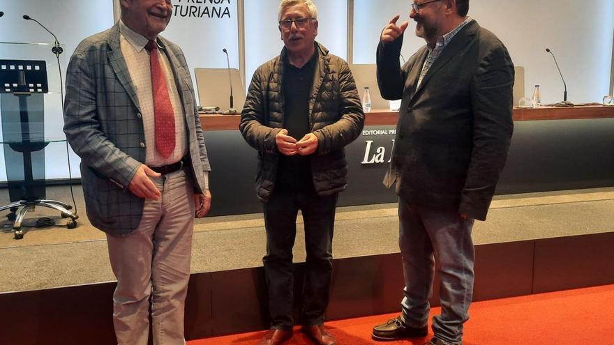 Por la izquierda, Leopoldo Tolivar, Gorka Landaburu y Xosé Alba, ayer, en el Club Prensa Asturiana. | Luisma Murias
