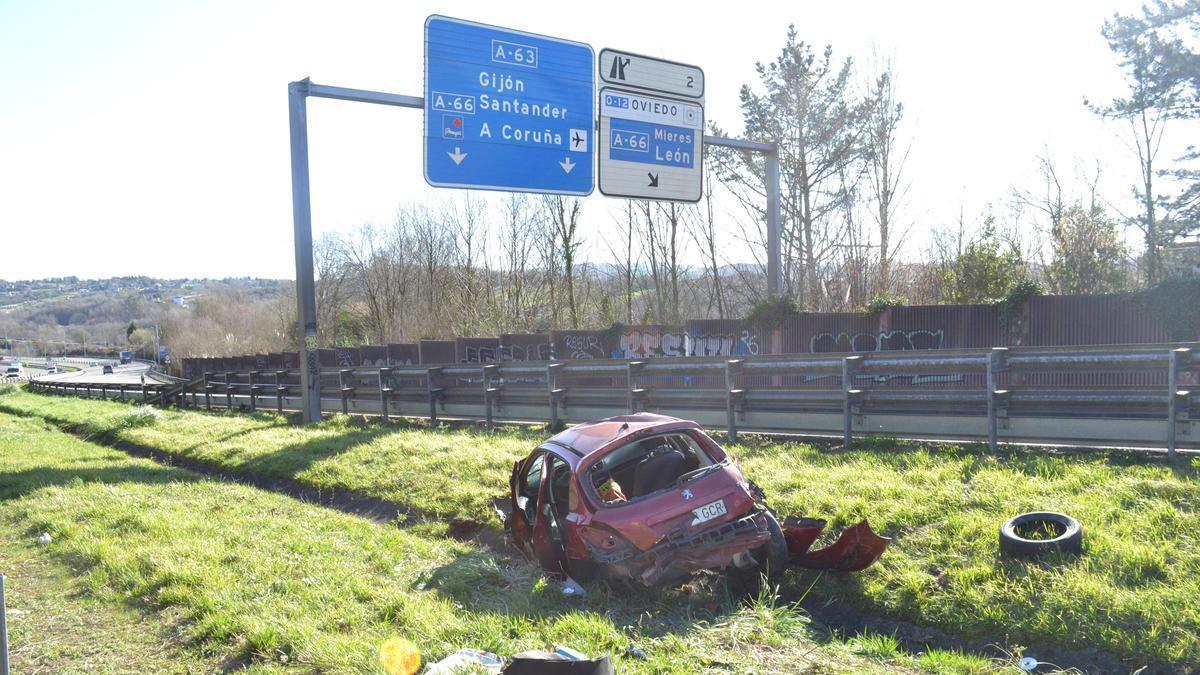 Un coche se sale de la vía e invade la mediana en un espectacular accidente en la A-63