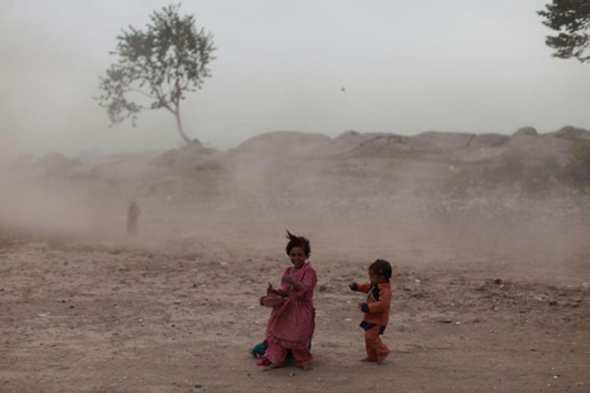 Dos nens, en una tempesta de sorra als afores d’Islamabad (Pakistan).
