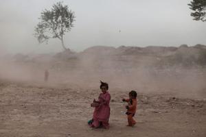 Dos nens, en una tempesta de sorra als afores d’Islamabad (Pakistan).