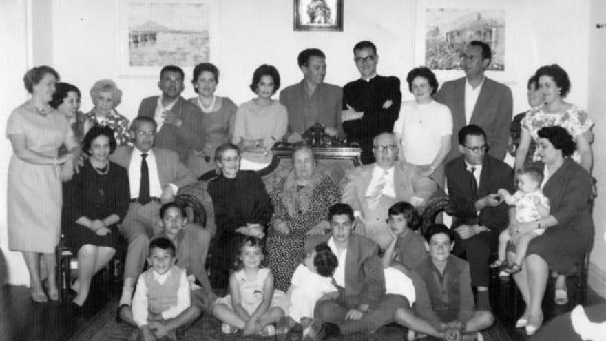 Luis Doreste Manchado, con su abuela, padres, hermanos y cónyuges y descendencia.