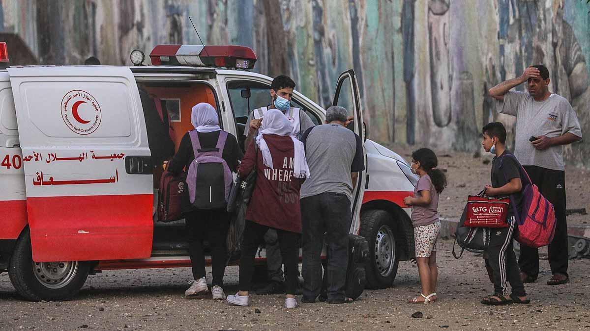 Una ambulancia evacúa a una familia de Gaza tras los bombardeos israelís.