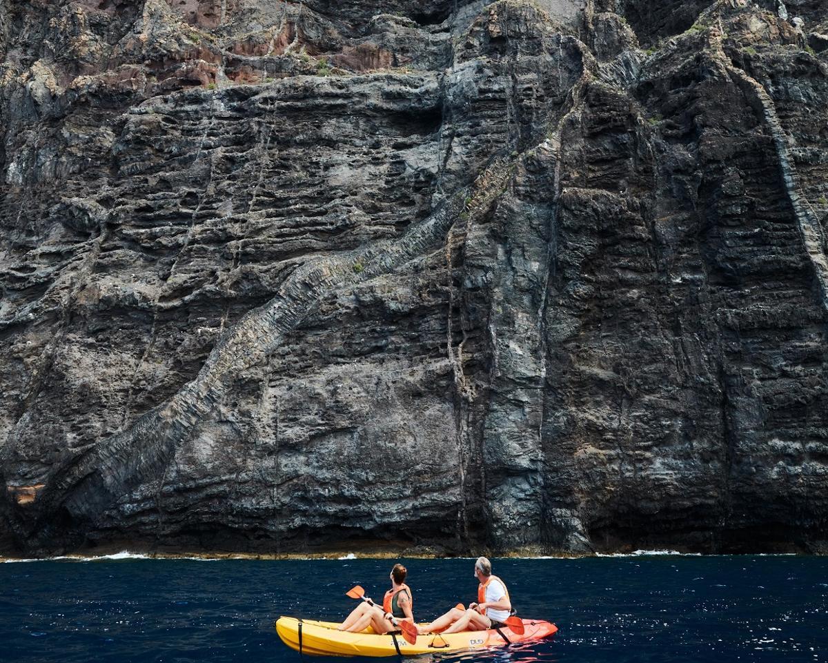 En kayak podras acercarte a las impresionantes paredes verticales de roca de los Acantilados de Los Gigantes