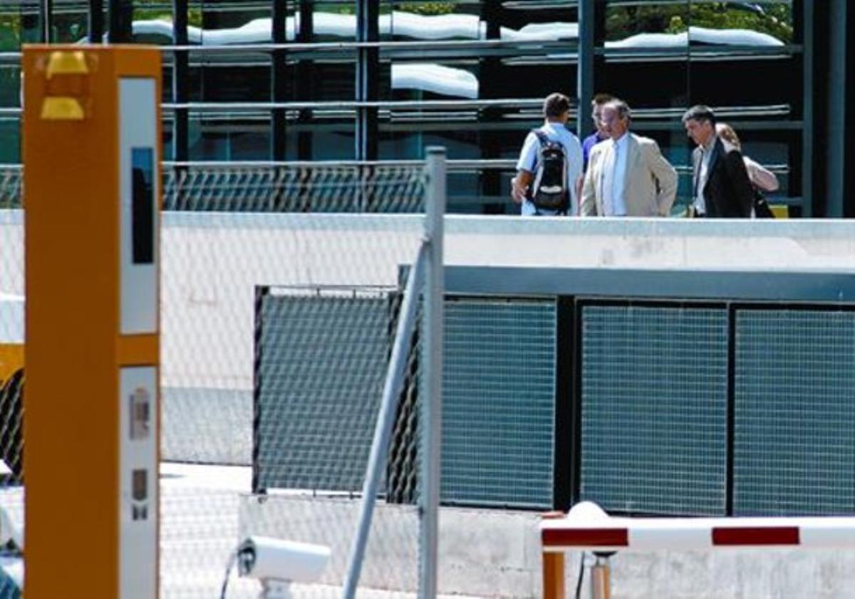 El jutge Aguirre, acompanyat pels pèrits de la Policia Nacional, abandona la seu dels Mossos, dilluns. El jutge Aguirre, acompanyat pels pèrits de la Policia Nacional, abandona la seu dels Mossos, dilluns.
