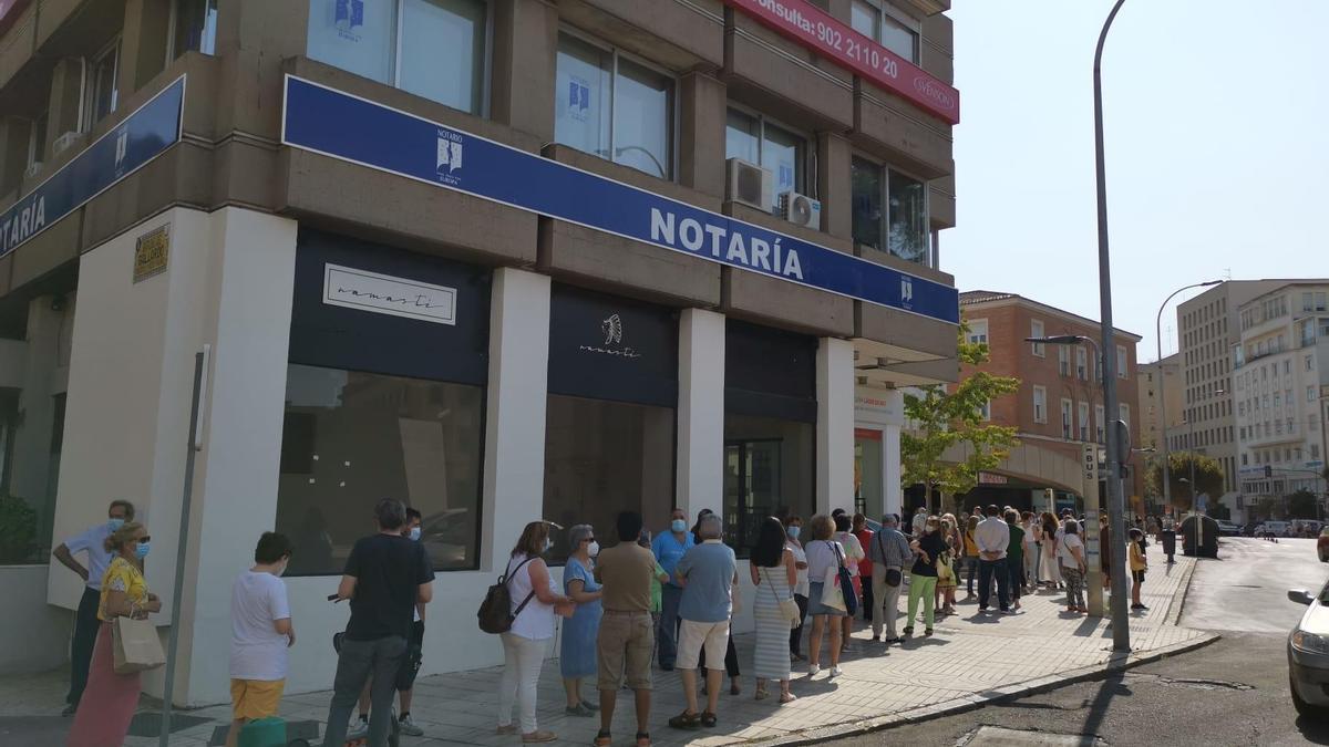 Cola ante la oficina de Tubasa en la plaza de la Libertad esta mañana.