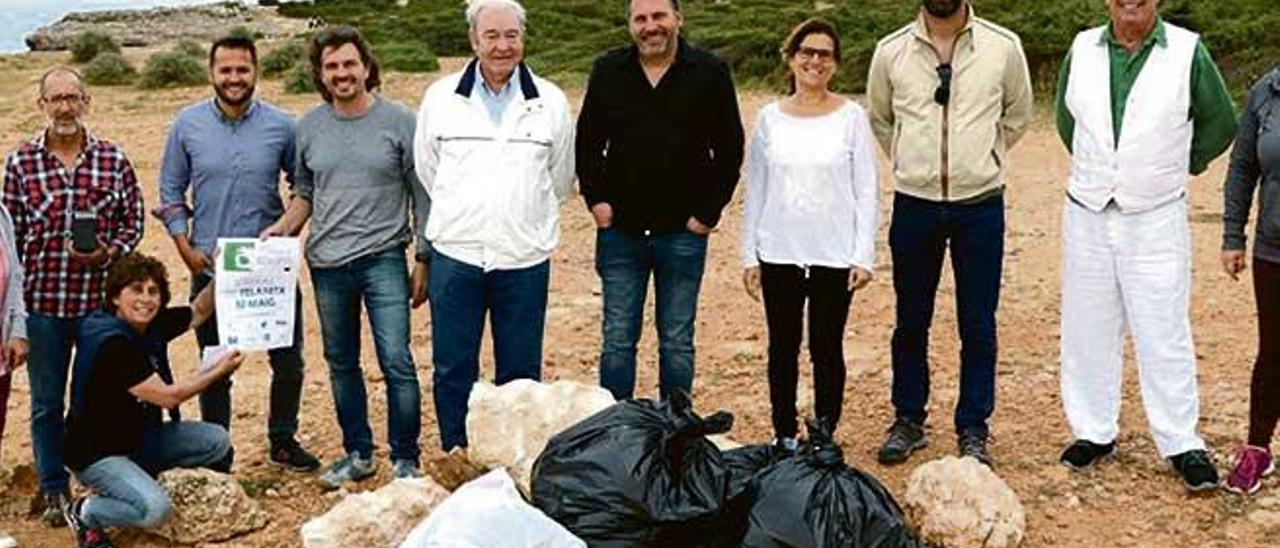 Los voluntarios posan con las bolsas de basura recogidas durante la jornada de ayer.