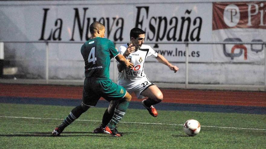 Borja Navarro trata de superra a Yago en un Caudal-Coruxo.