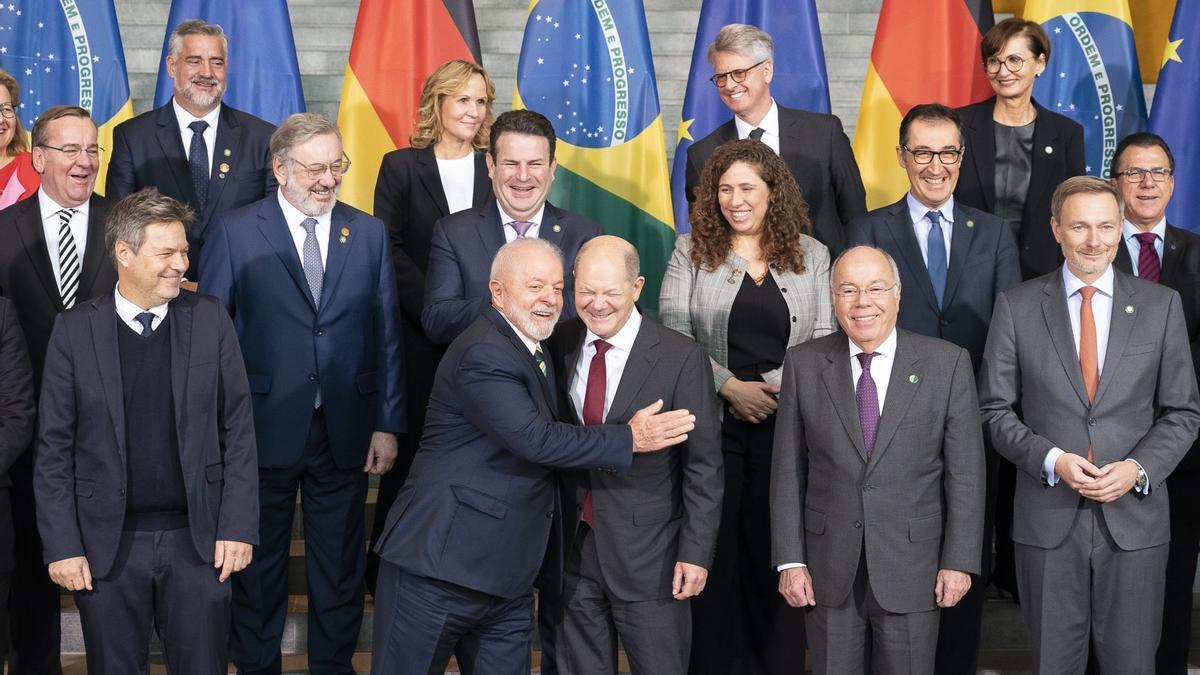 El presidente de Brasil, Luiz Inácio Lula da Silva, junto al canciller alemán, Olaf Scholz.