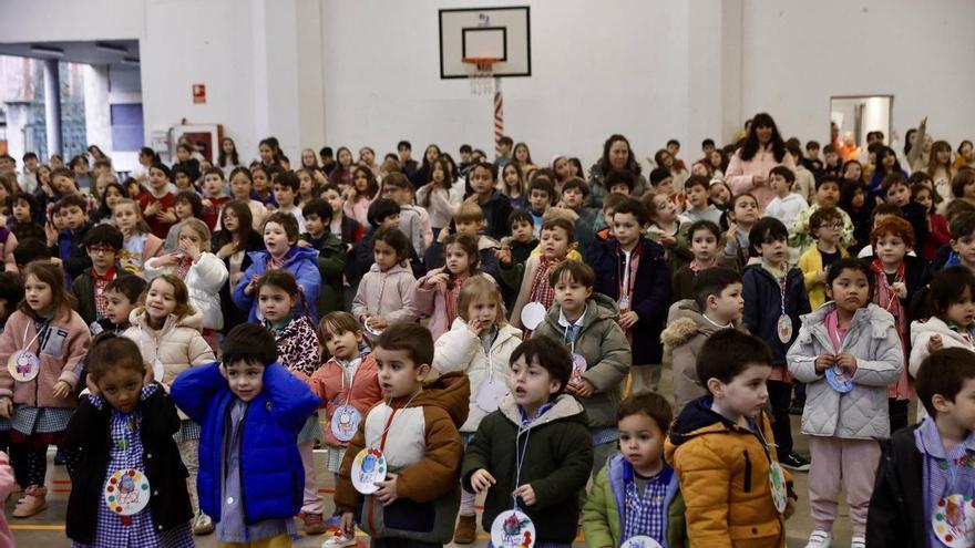 Los centros educativos de Gijón se vuelcan en la celebración del Día de la Paz "para que no haya guerras"