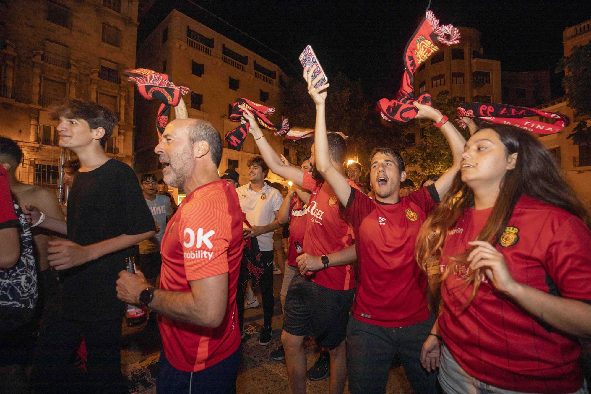 El Mallorca es de Primera: La euforia de la afición se desata en la plaza de las tortugas de Palma