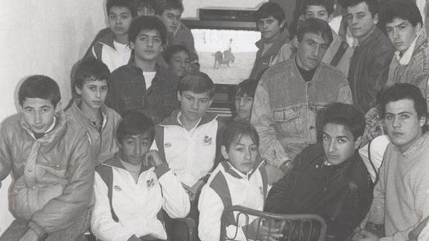 La promoción de la Escuela de 1988, con Mari Paz Vega (primera fila, centro), Ricardo Ortiz y Javier Conde (a ambos lados del televisor).