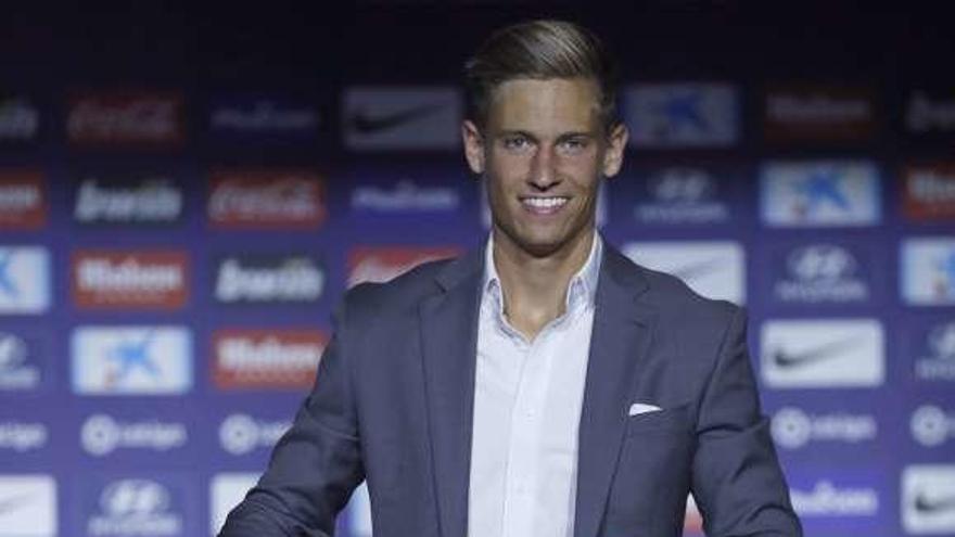 Marcos Llorente con su nueva camiseta, la del Atlético. // Javier Lizón