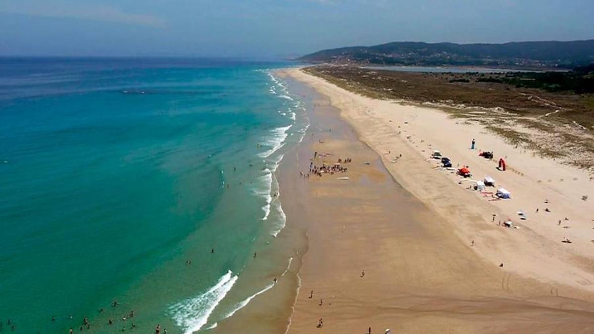 Playa de Baldaio, una de las tres de Carballo que mantienen el distintivo azul