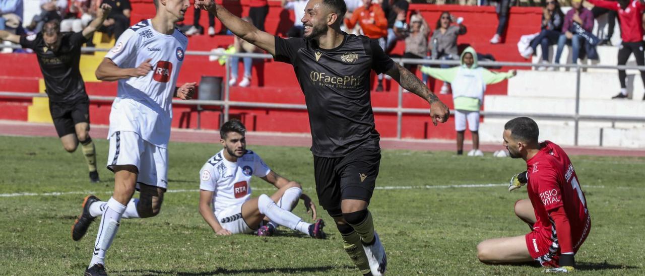 Ferroni celebra el gol que significaba el segundo tanto del Intercity. | ANTONIO AMORÓS