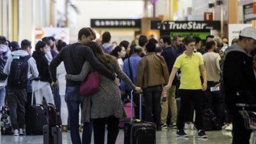 Pasajeros en la terminal ibicenca durante la jornada de ayer.