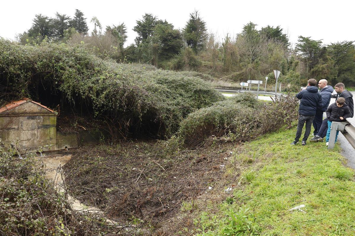 La histórica fuente de Contrueces, en Gijón, de nuevo a la vista gracias al trabajo e iniciativa de los vecinos (en imágenes)