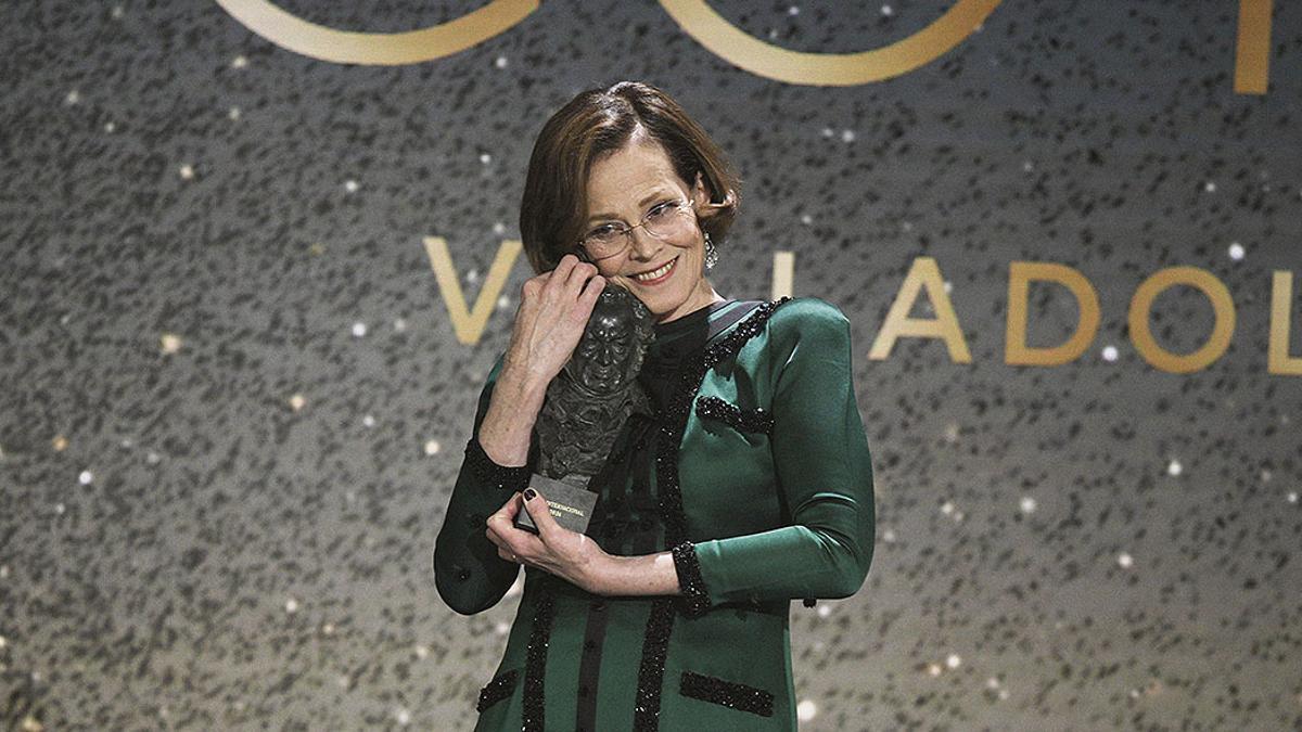 La actriz Sigourney Weaver recoge el Goya Internacional durante la gala de la 38 edición de los Premios Goya.