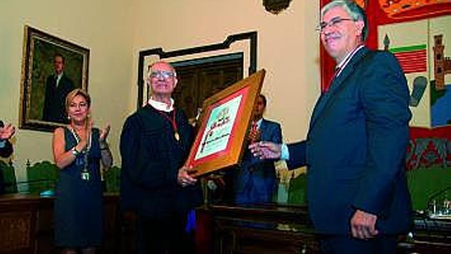 El presidente de Tradimupo recibe el diploma de Florián Ferrero.