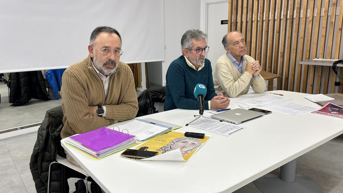Roberto Almuíña, Carlos Vence y José Luis Méndez, este jueves, en la presentación de la Federación Galega contra a Contaminación Acústica