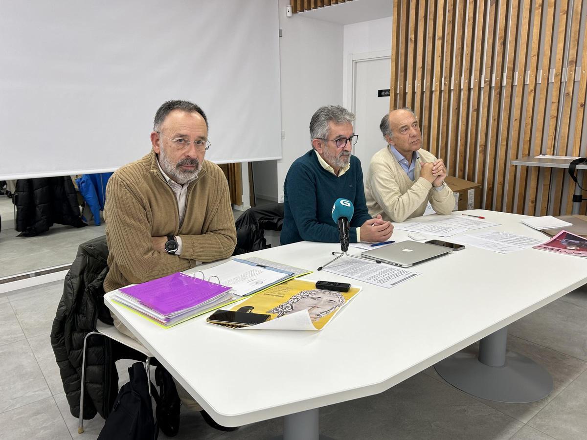 Roberto Almuíña, Carlos Vence y José Luis Méndez, este jueves, en la presentación de la Federación Galega contra a Contaminación Acústica