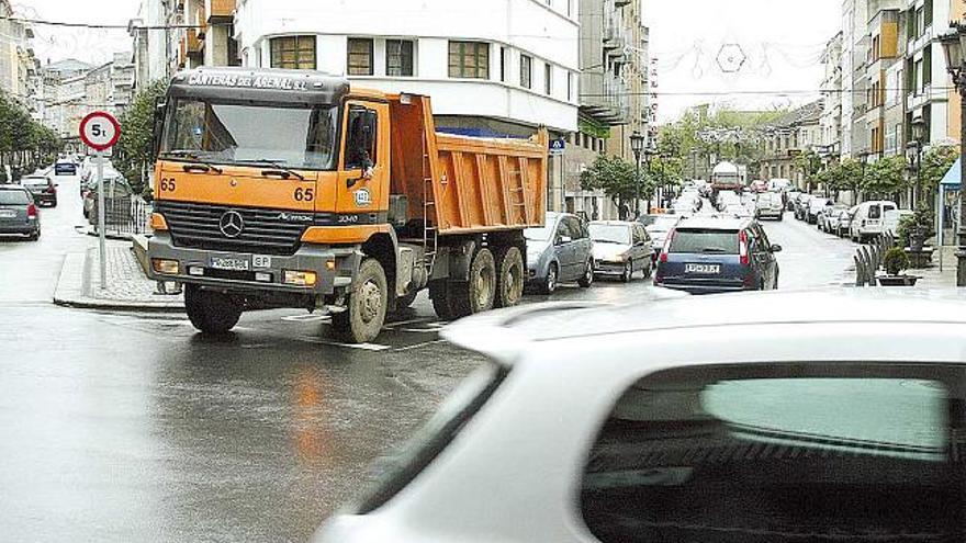 Los atascos de tráfico fueron frecuentes ayer en el centro de Lalín.