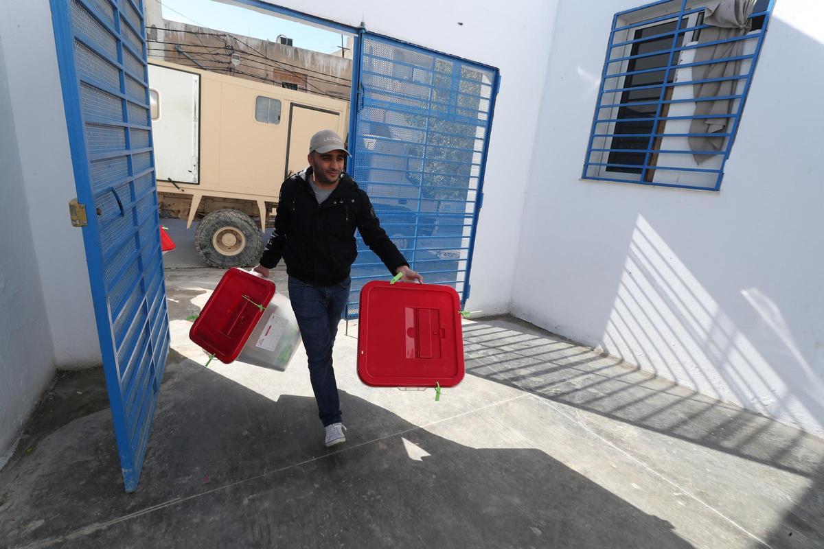 Baja participación en los comicios locales convocados por Said en Túnez.