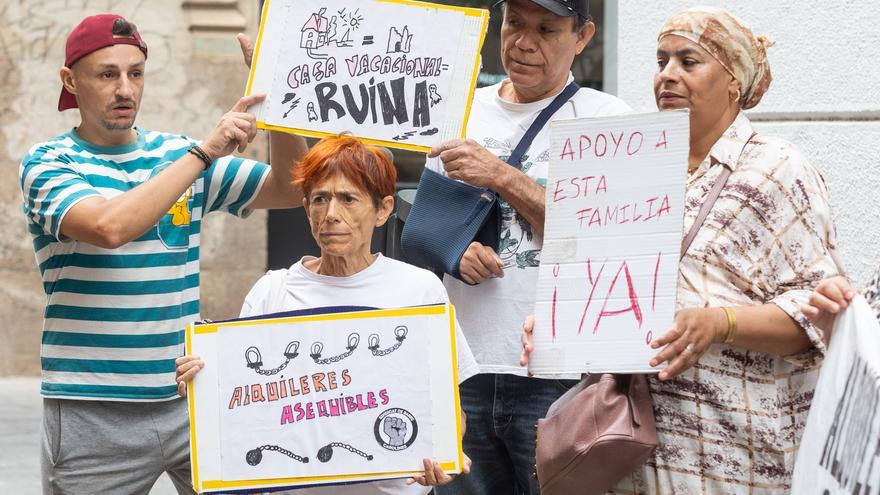 Ocho familias sin hogar protestan en Alicante por los retrasos en alquileres sociales