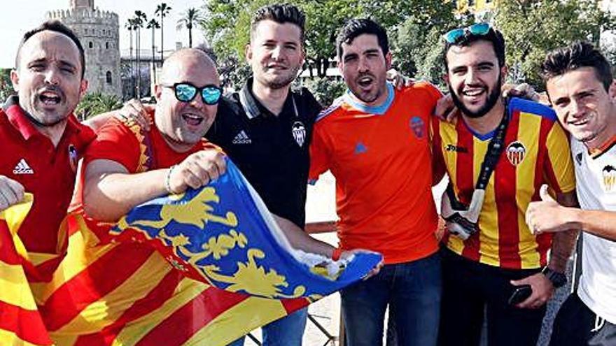 Aficionados valencianistas, ayer en Sevilla.