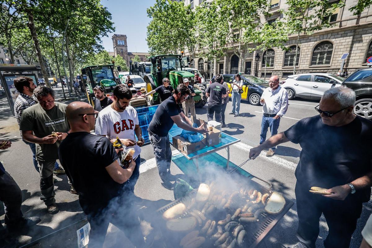 Unos 25 tractores cortan la Gran Via de Barcelona ante Acció Climàtica para reclamar más agua