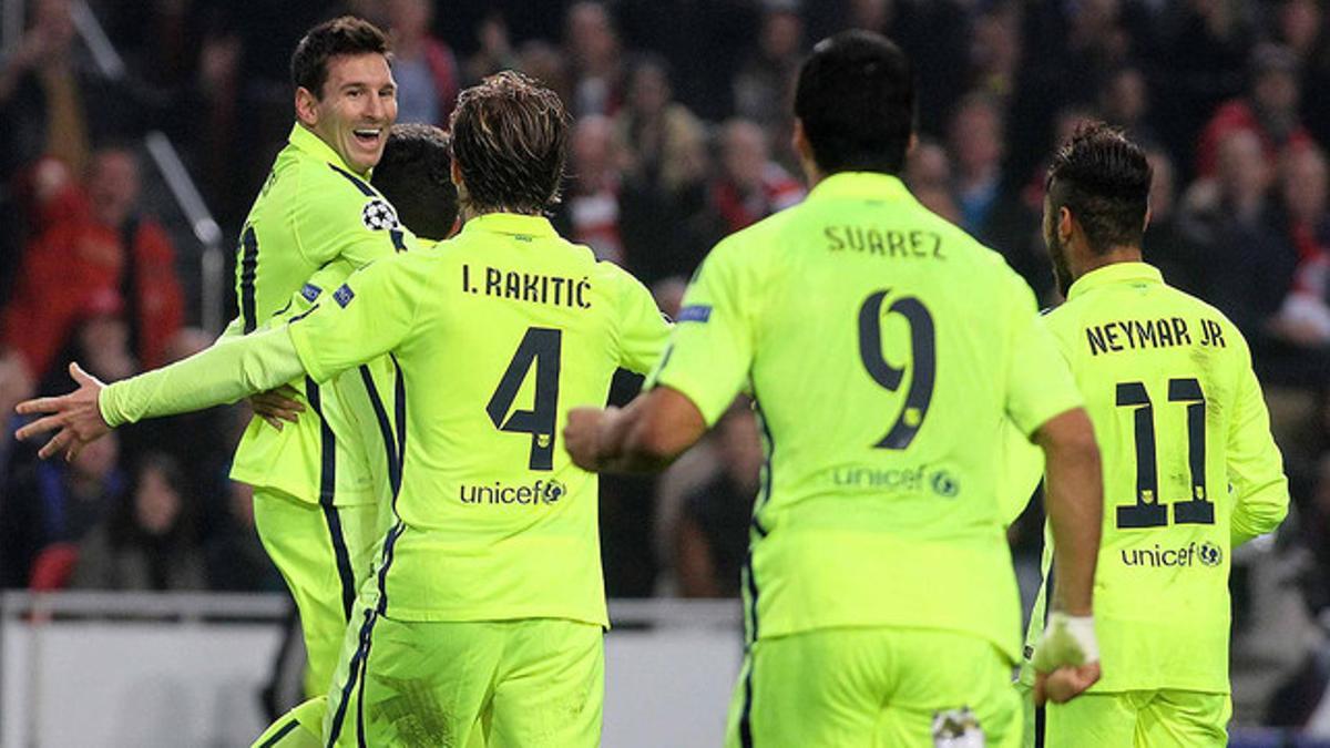 Messi recibe las felicitaciones de sus compañeros tras abrir el marcador en el Ámsterdam Arena