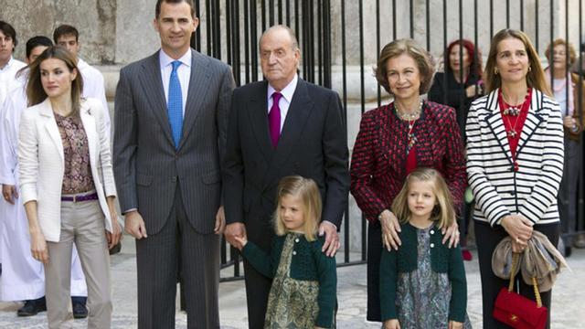 La familia real acude a misa de Pascua sin duques de Palma