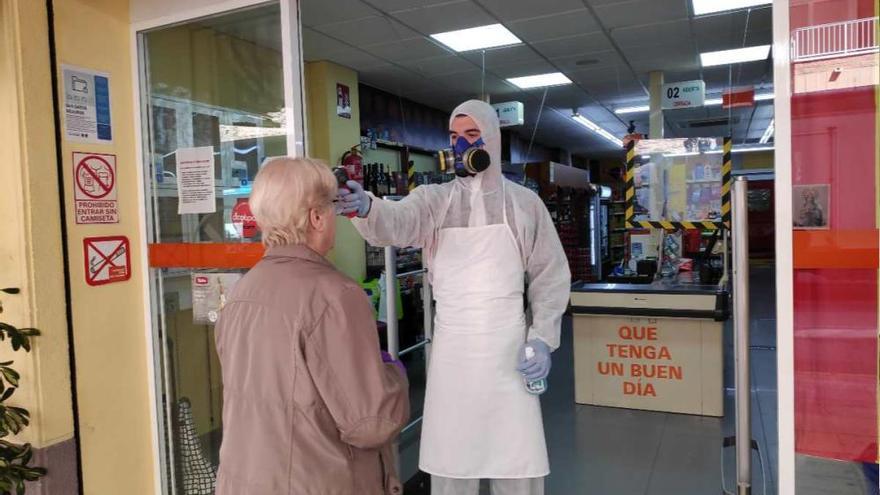 Un supermercado de Torrevieja controla el acceso por temperatura corporal